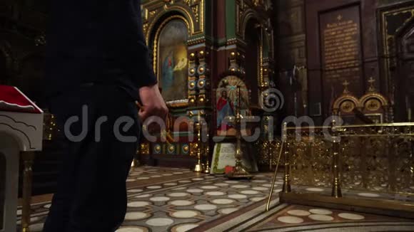 一个人拿着教堂的蜡烛背景中有许多正统的图标视频的预览图