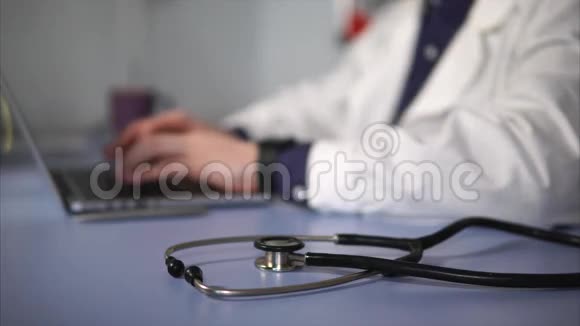 一个听诊器的特写镜头它在一家私人诊所的医生旁边视频的预览图