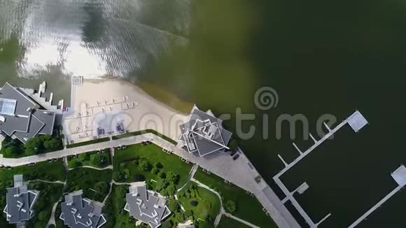 湖岸上有一座美丽的大建筑从无人机那里可以看到湖上有一座白色的大建筑视频的预览图
