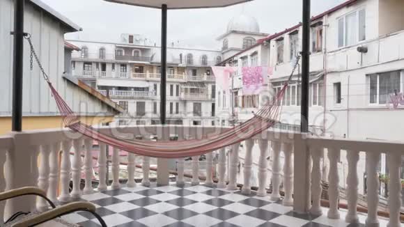 乔治亚酒店露台上的吊床视频的预览图