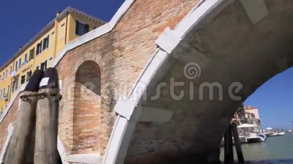 汽艇水上巴士在威尼斯的旧人行桥下行驶视频的预览图