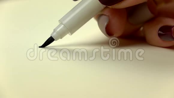 慢镜头艺术家少女手画黑线刷笔特写视频的预览图