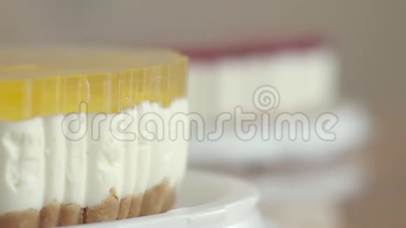 美味的桃子蛋糕加鲜奶油茶的甜点上面覆盖着透明的糖霜和水果碎片美味可口视频的预览图
