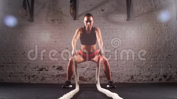 运动型运动型女子在健身运动中使用战绳运动视频的预览图