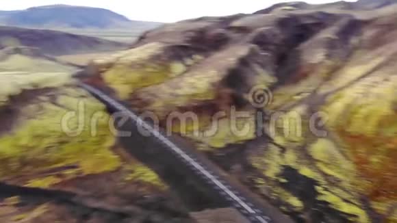 路和湖的俯视图太阳的光线射向透镜冰岛航空摄影视频的预览图