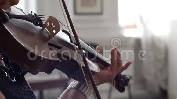 面目全非的女人手里拿着小提琴手用小提琴特写视频的预览图