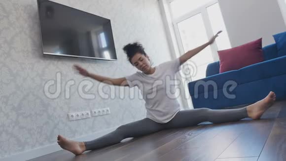运动妇女靠在地板上做运动运动视频的预览图