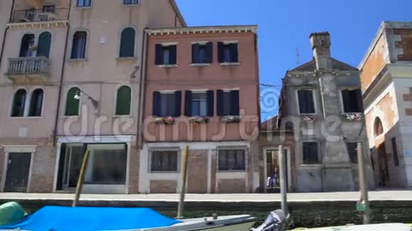 美丽典雅的威尼斯腐朽建筑沿街停泊的摩托艇视频的预览图