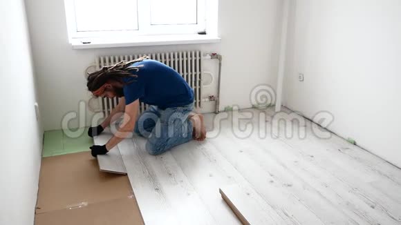 在家修理那个人正在铺设层压板地板视频的预览图