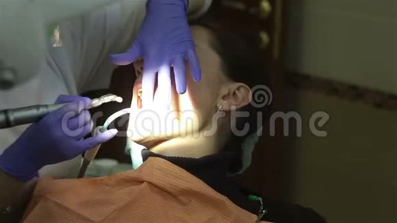 牙科诊所的年轻女子牙齿清洁视频的预览图