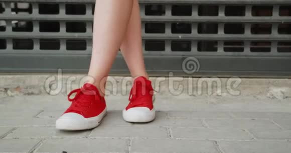 穿红色运动鞋的女孩视频的预览图