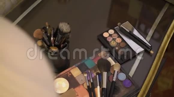 化妆调色板和刷子视频的预览图