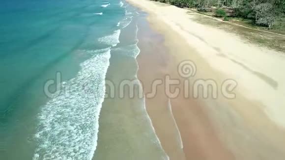 空中无人机观看热带天堂海滩白沙和绿松石水晶清澈海水视频的预览图