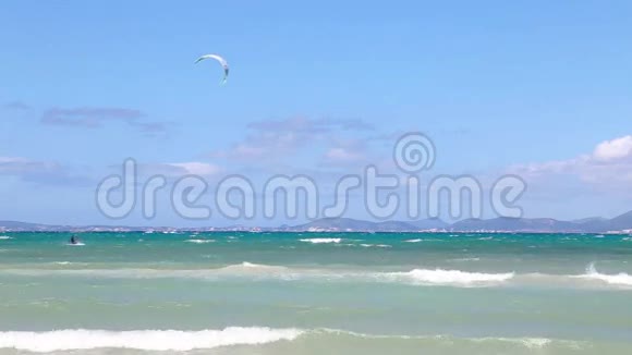 在海里玩风筝冲浪视频的预览图