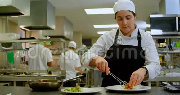 女厨师安排餐盘4k视频的预览图