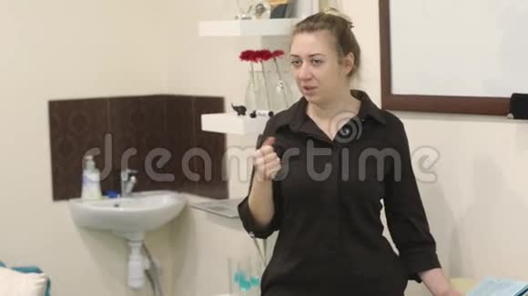 专业化妆师在大师班上教授化妆技巧手里拿着记号笔的年轻女子视频的预览图