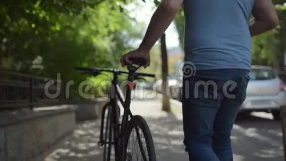 在城里骑自行车散步的成年男子视频的预览图