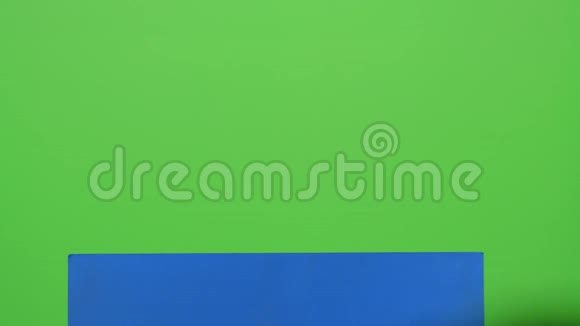 小男孩从蓝色海报后面往外看一只手在绿色屏幕前挥动视频的预览图