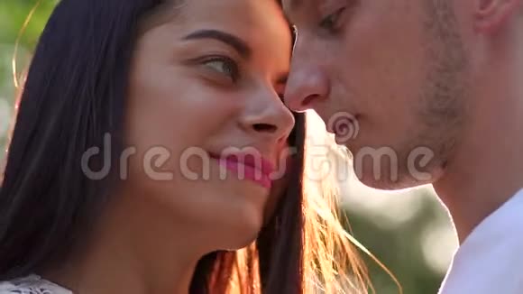 日落时亲吻年轻夫妇的特写照片视频的预览图