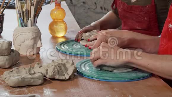 在陶瓷工作室工作的专业陶工视频的预览图