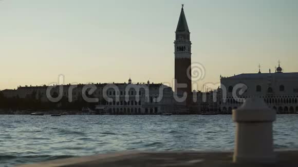 著名的威尼斯地标著名的钟楼和古老教堂的穹顶视频的预览图