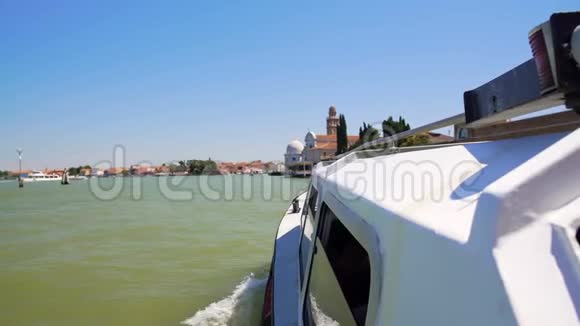 前往威尼斯教堂的旅游水上巴士供游客观光视频的预览图