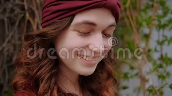 波西米亚生活方式潮流头巾微笑女人视频的预览图