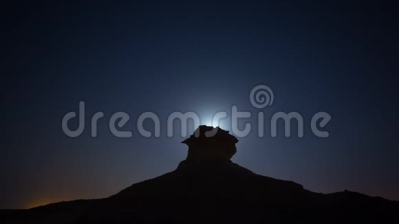 卡塔尔沙漠之夜月亮无水热沙超级月背后的石头视频的预览图