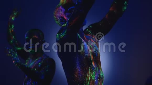 这个人用紫外线粉末装饰视频的预览图