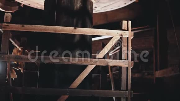 4K传统轧机机构工作特写巨大的老式木制荷兰风车芯在里面旋转古老的技术视频的预览图