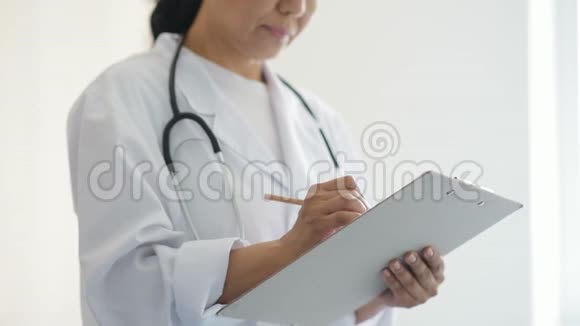 专业集中女医生做笔记视频的预览图