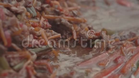 混合煮沸的蔬菜和牛肉肉在大平底锅中搅拌和炖视频的预览图