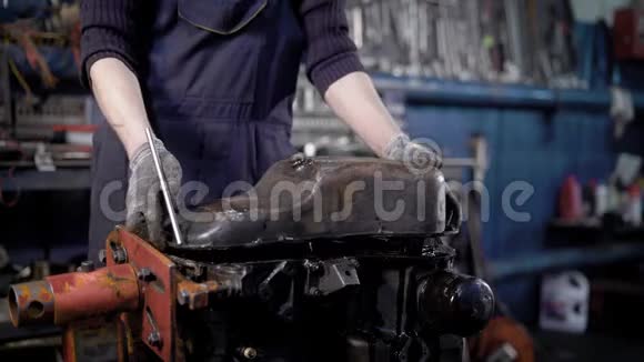 在修理店工作的那个人的手特写镜头机械师修理汽车的部分视频的预览图