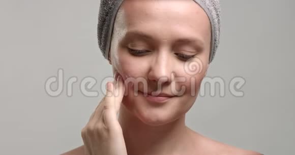 女人在面部特写上涂了一层奶油30名妇女视频的预览图