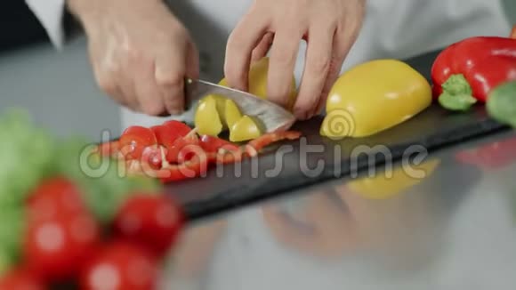 男厨师在厨房餐厅烹饪新鲜食物特写手切胡椒视频的预览图