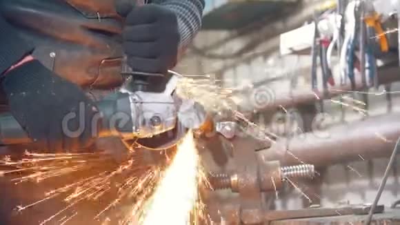 铁匠用圆锯锻造一把刀动作慢视频的预览图