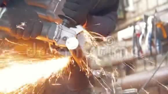 铁匠工人用圆锯制造细节视频的预览图