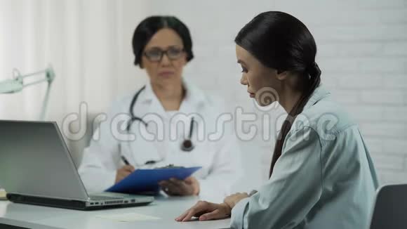女医生保存病历年轻女性病人说症状视频的预览图