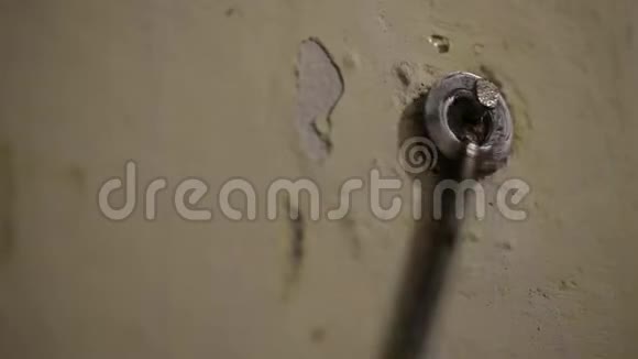 房子里的旧铁钥匙挂在钉子上的墙上视频的预览图
