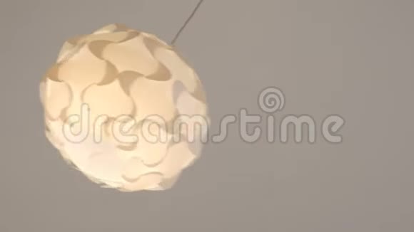 单个圆形装饰吊灯带有燃烧灯视频的预览图