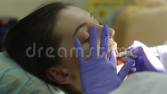 牙科诊所的年轻女子牙齿清洁视频的预览图