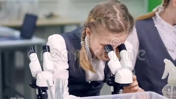 热心学校女生在学校实验室做科学实验视频的预览图