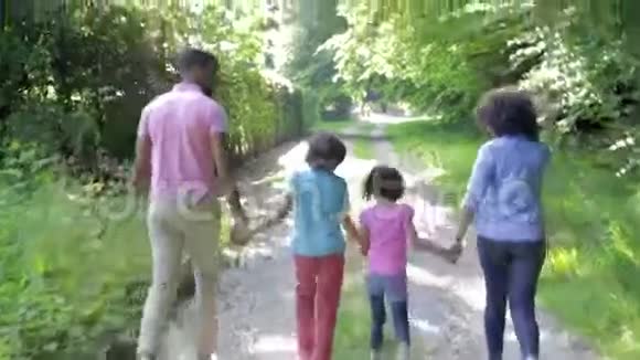 非裔美国人家庭在农村散步视频的预览图