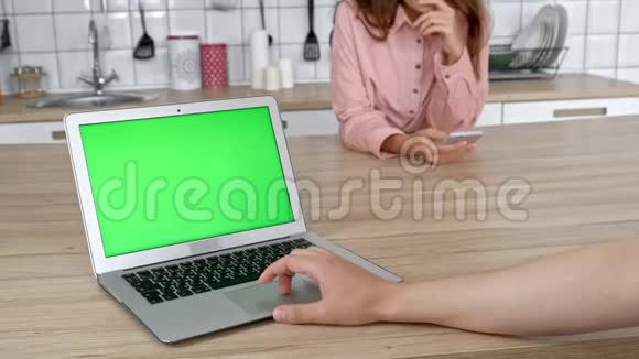 年轻夫妇一起使用笔记本电脑在家吃早餐男人和女人在社交网络上交流搜索视频的预览图