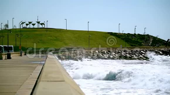 海滩上的海潮撞击着海堤视频的预览图