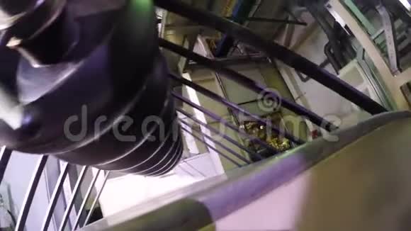 大型机器移动操作间的橡胶轮胎视频的预览图