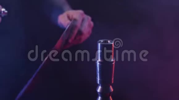 黑色背景上的钩子细节特写行动男人在烟雾和霓虹灯中扭曲钩子的细节视频的预览图