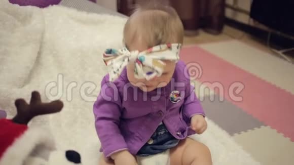 小女孩蓝眼睛头上戴着绷带派奇穿着一件紫色的t恤坐着做他的事感到惊讶视频的预览图