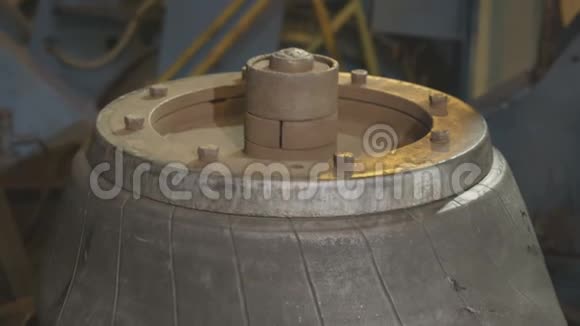 设备充气橡胶材料成型轮胎特写视频的预览图