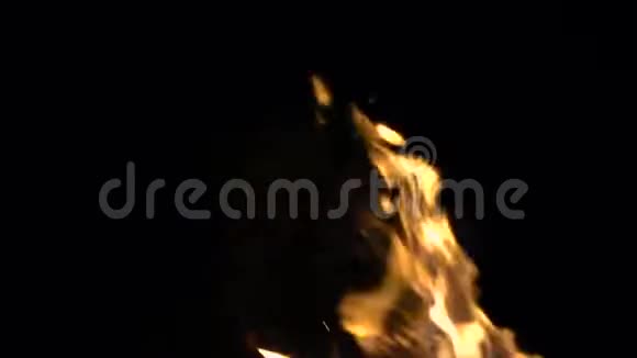 夜晚燃烧橙色火焰的背景视频的预览图